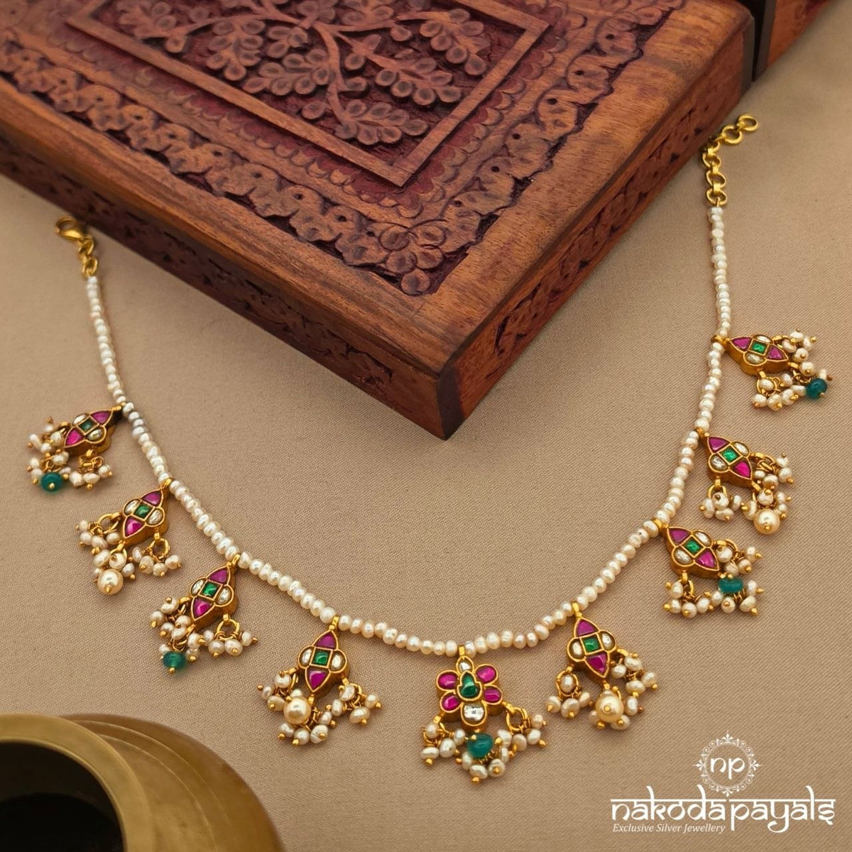Exquisite Kundan Floral Pearly Neckpiece (Gn10831)
