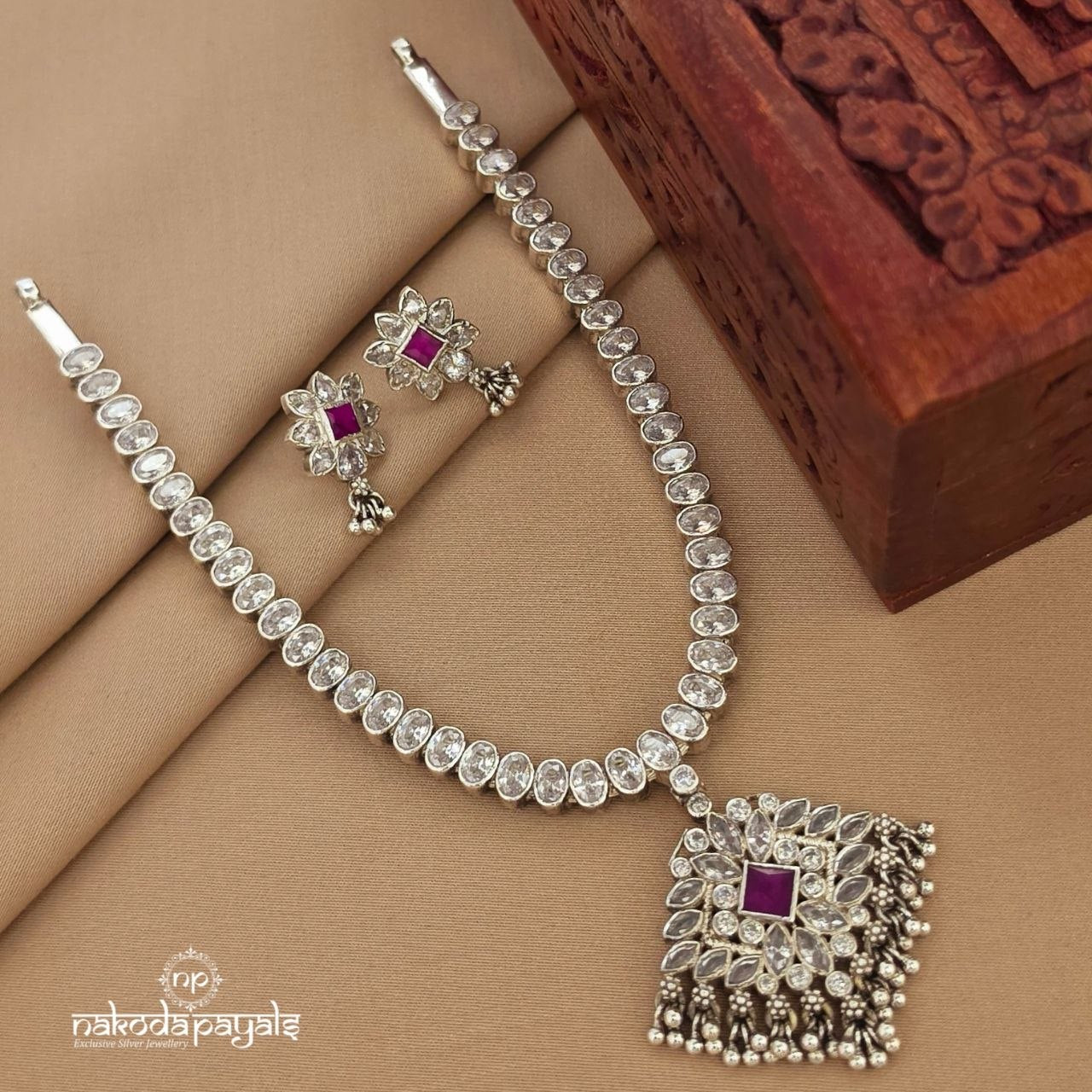 White & Navaratna Neckpiece With Earrings (N11718)