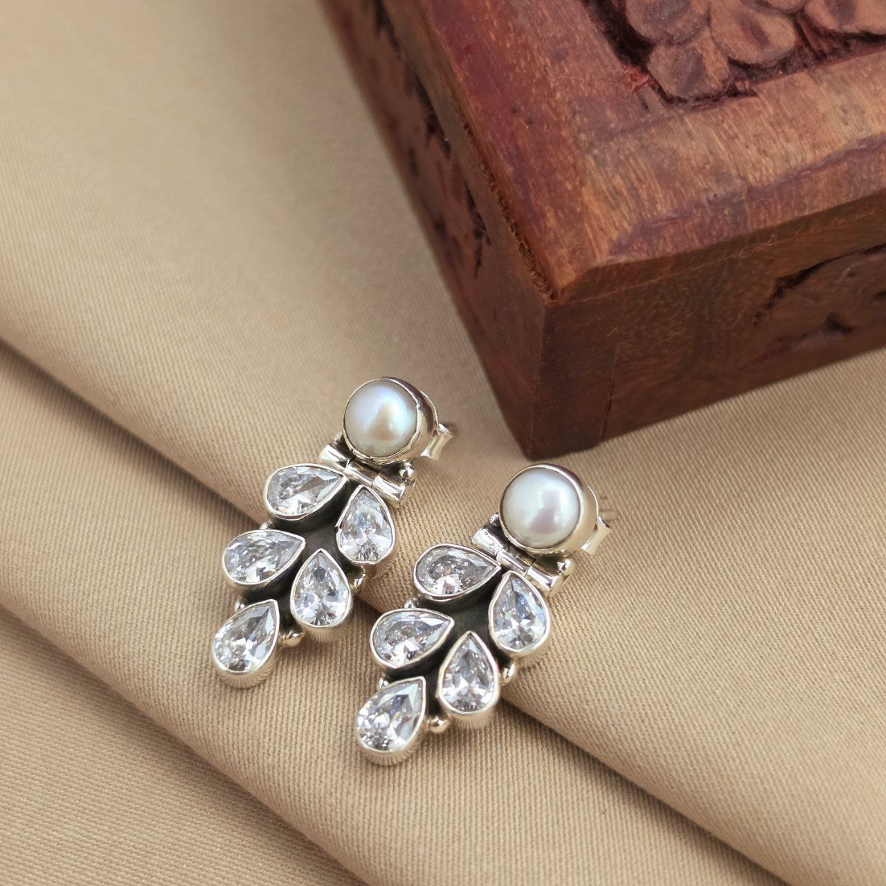 Leafy Studs (H2100-105)