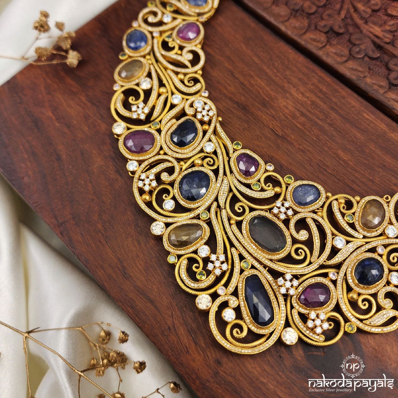 Unique Sparkling Neckpiece With Earrings (Gn8711)
