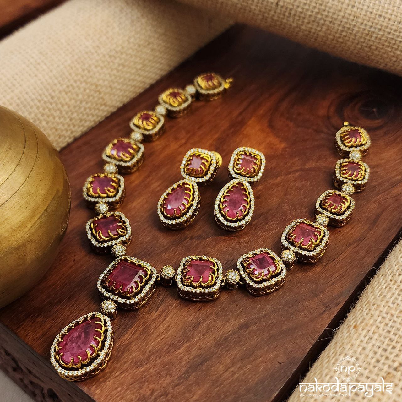 Rectangular Ruby Neckpiece With Earrings (Gn8581)