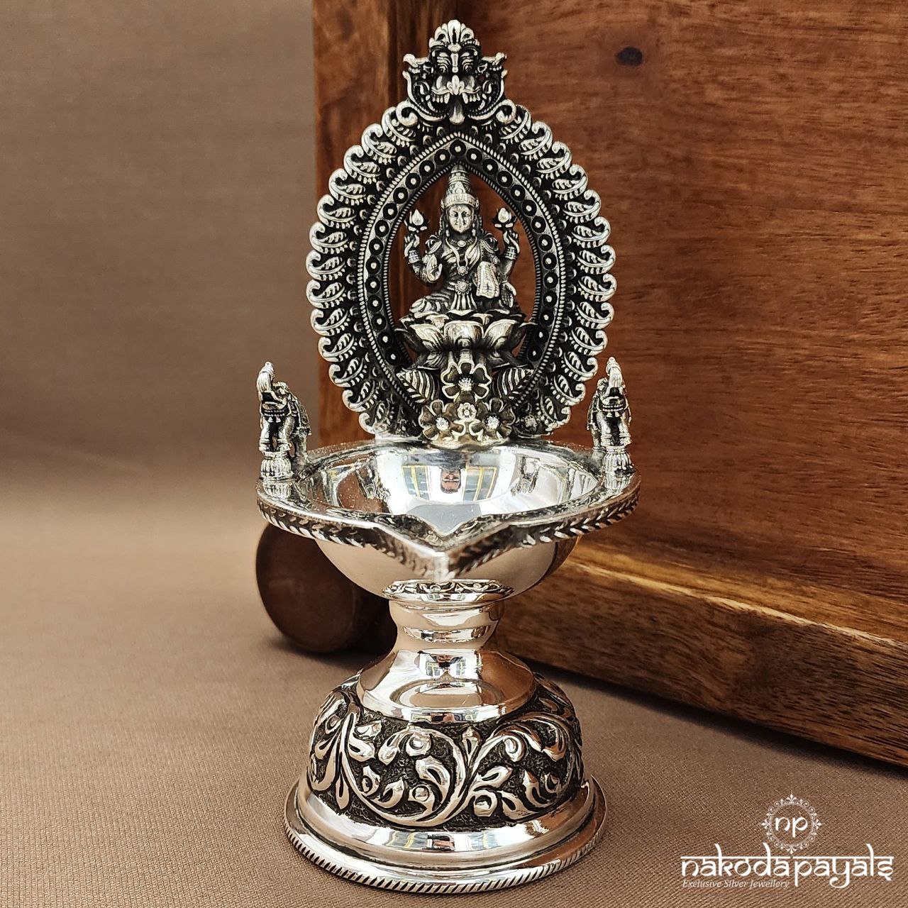 Elephant Lakshmi Kamakshi Deepam (Aa2539)