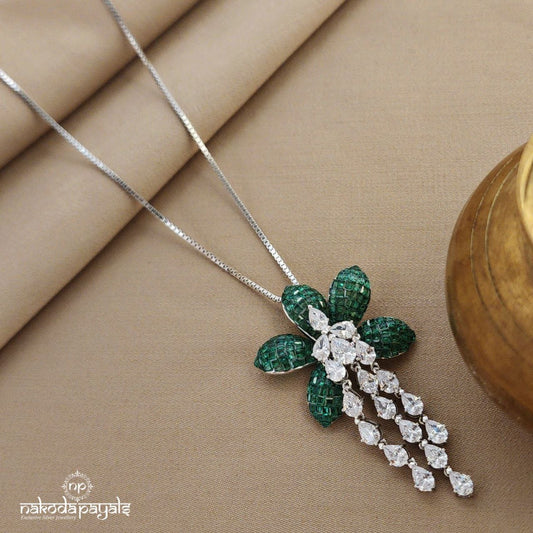 White Floral Neckpiece (St3468)