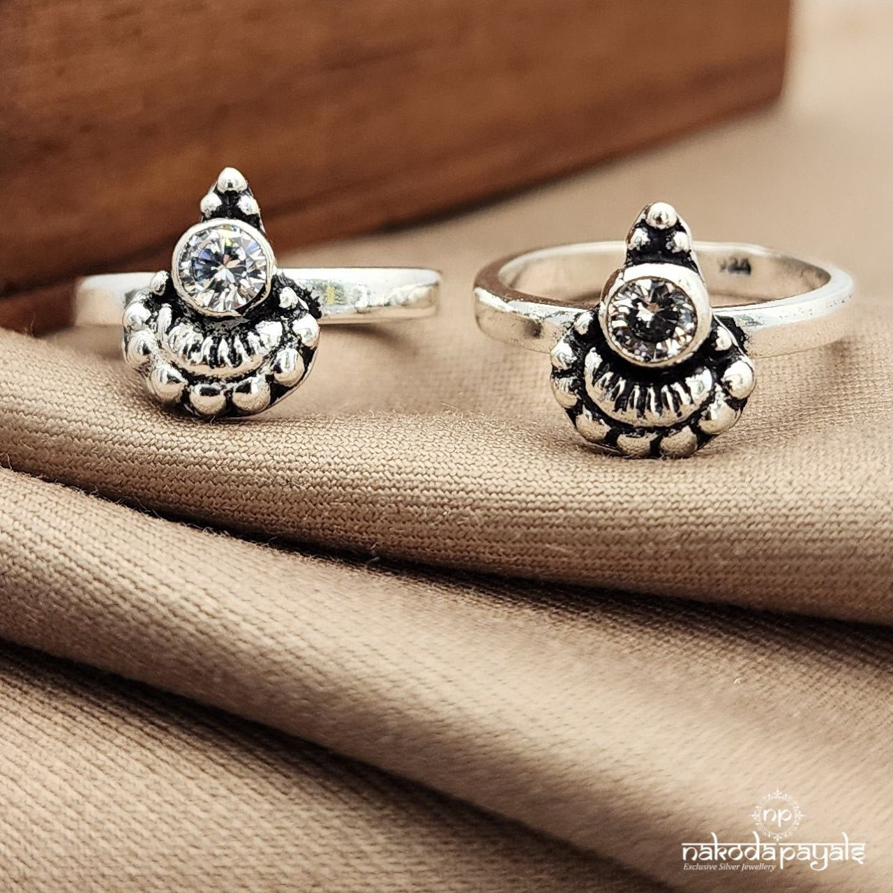 Elegant White Toerings (T4666)