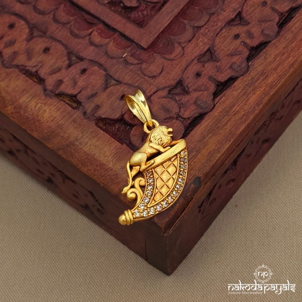 Lion On Nail Pendant (Gp2299)