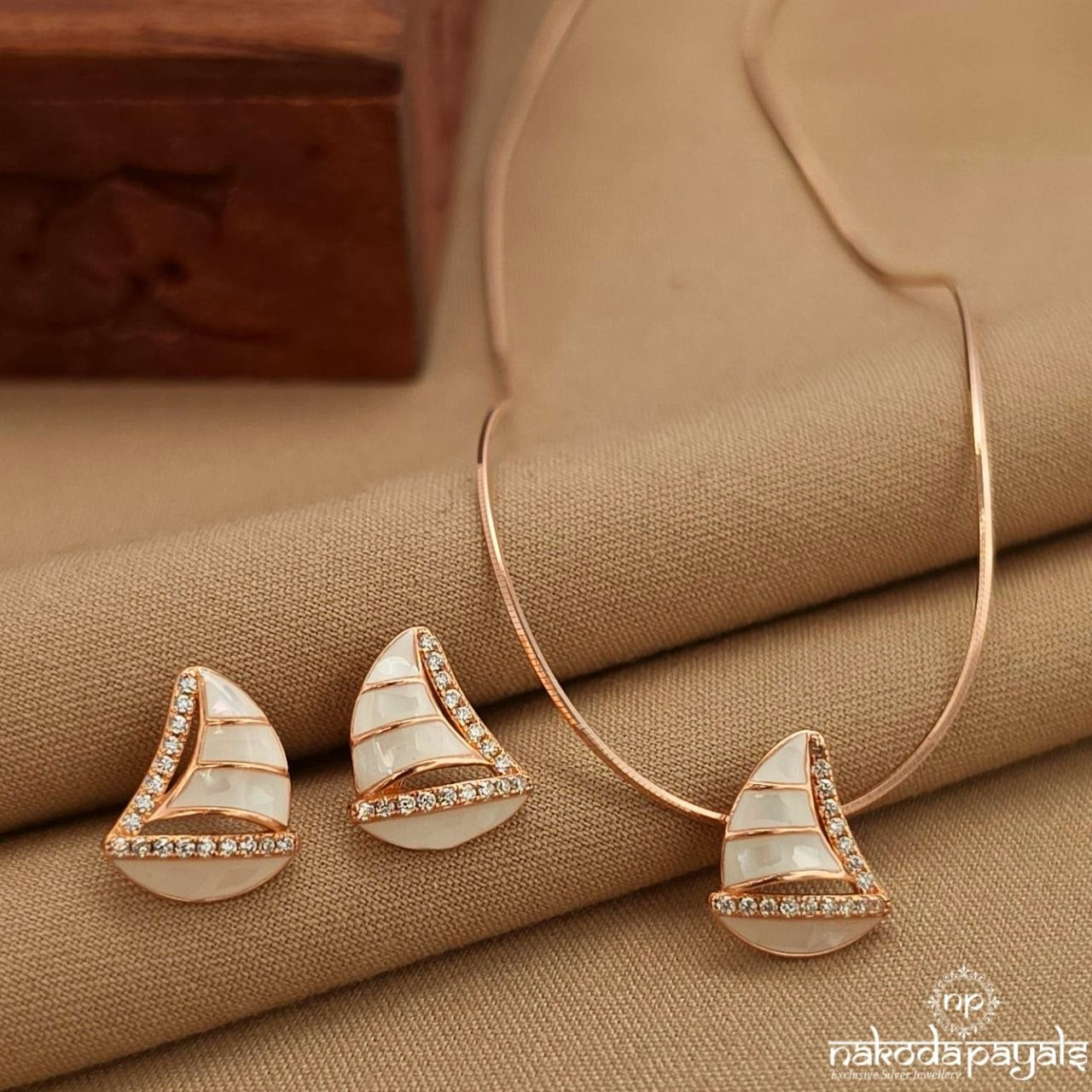 White Mope Boat Pendant Set (St3983)