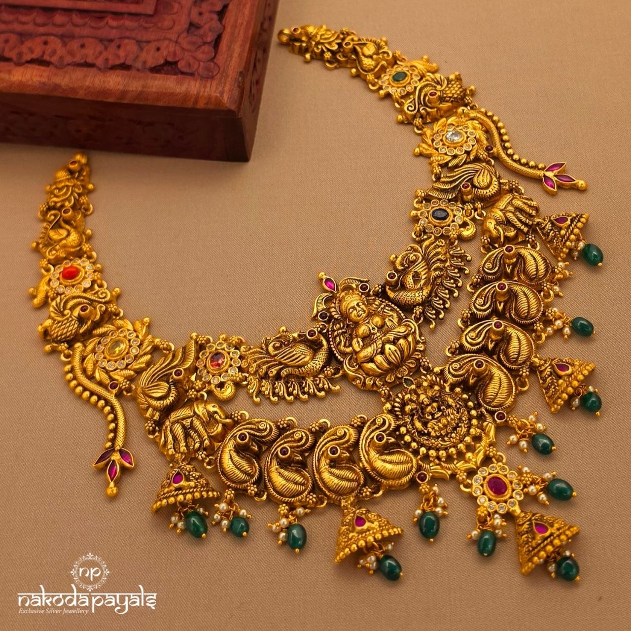 Exquisite Pearly Peacock Neckpiece (Gn10193)