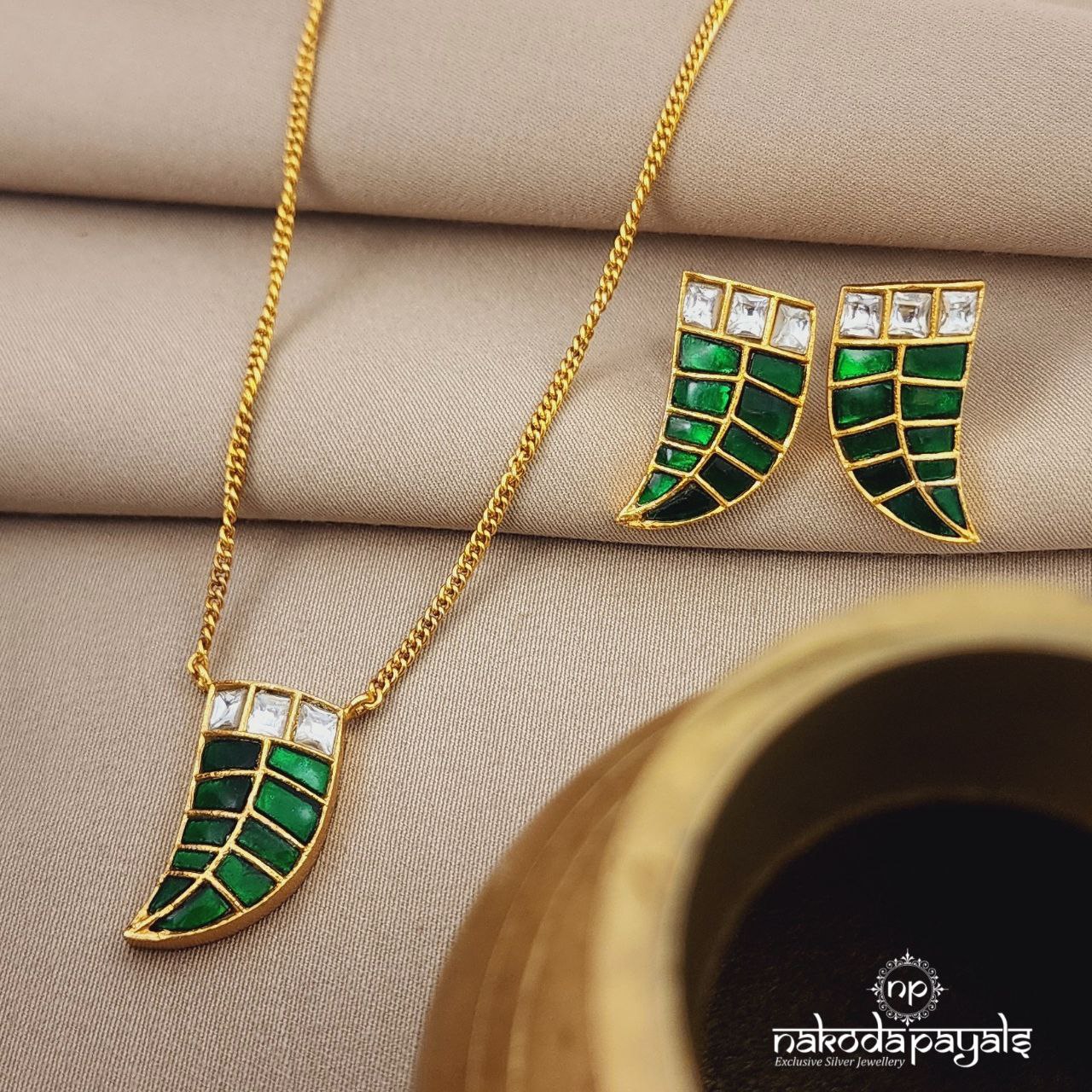 Green Kundan Neckpiece With Earrings (Gn8558)