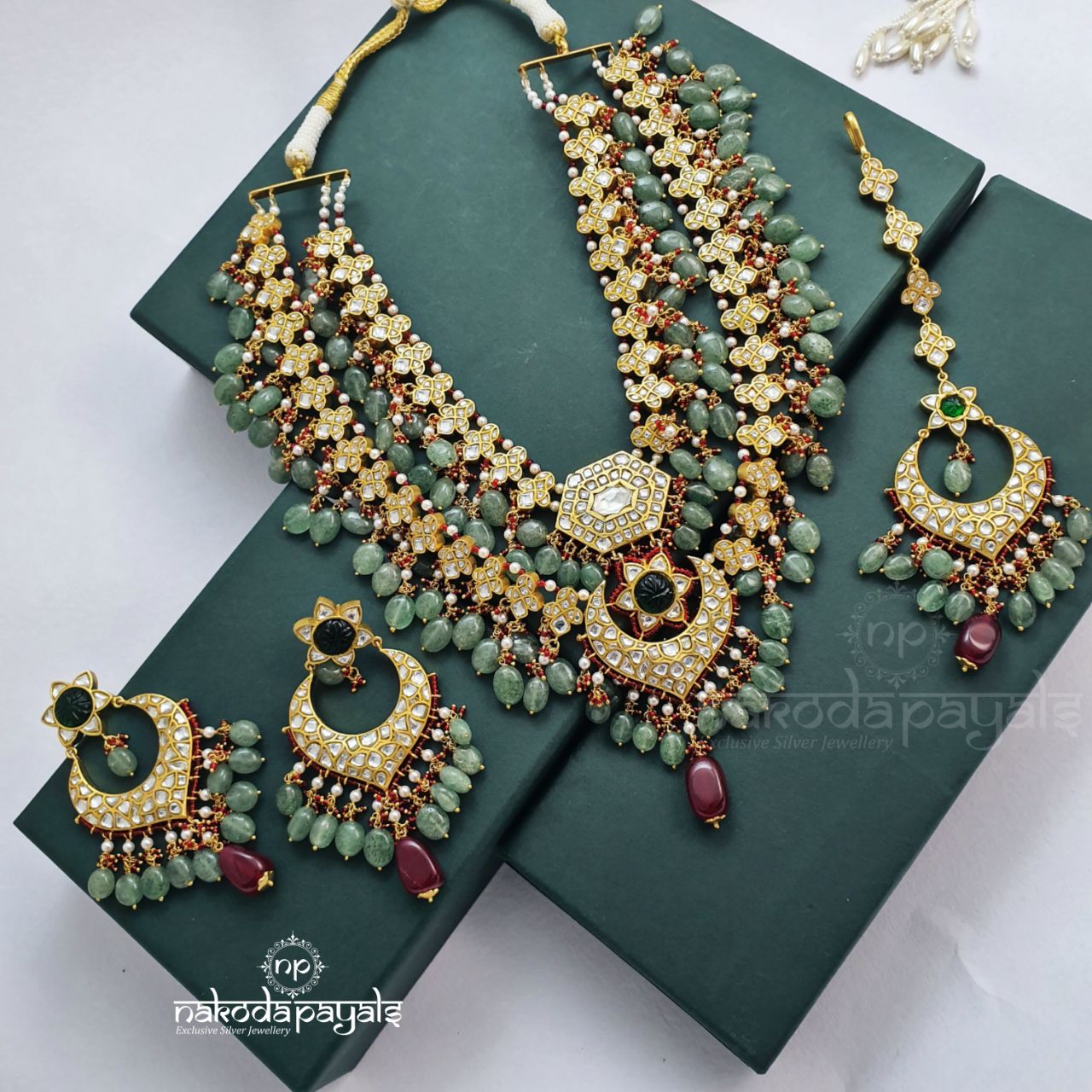 Ravishing Kundan Neckpiece Set