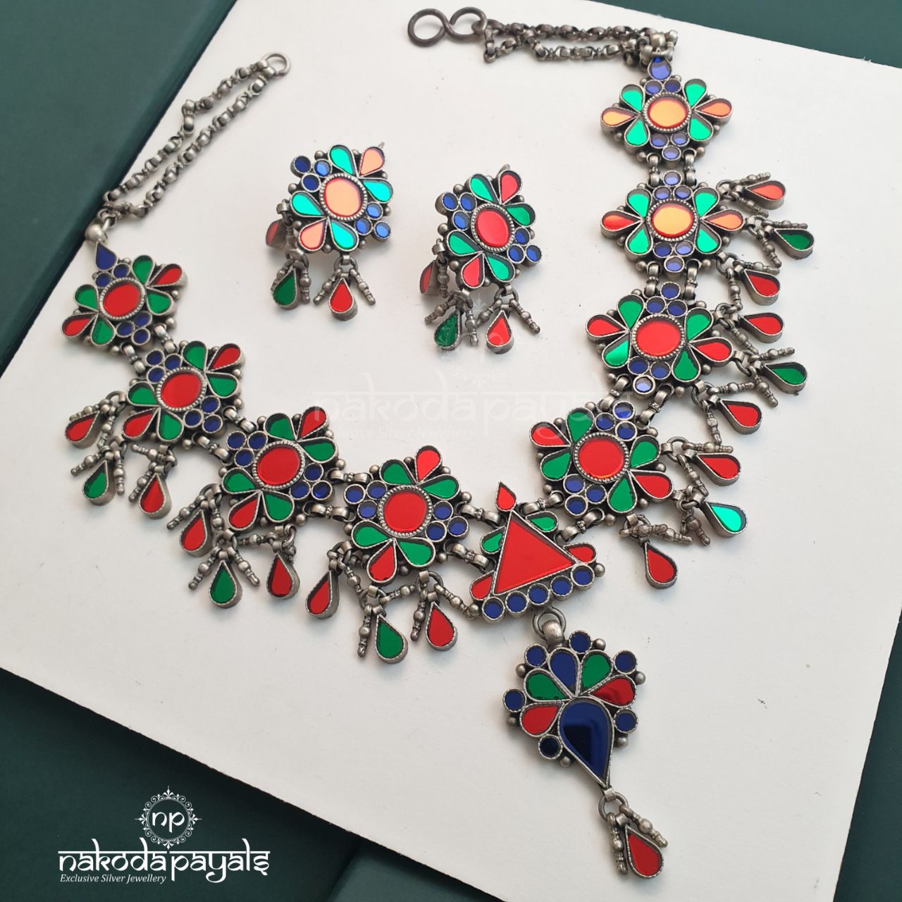 Vibrant Glass Neckpiece With Earrings