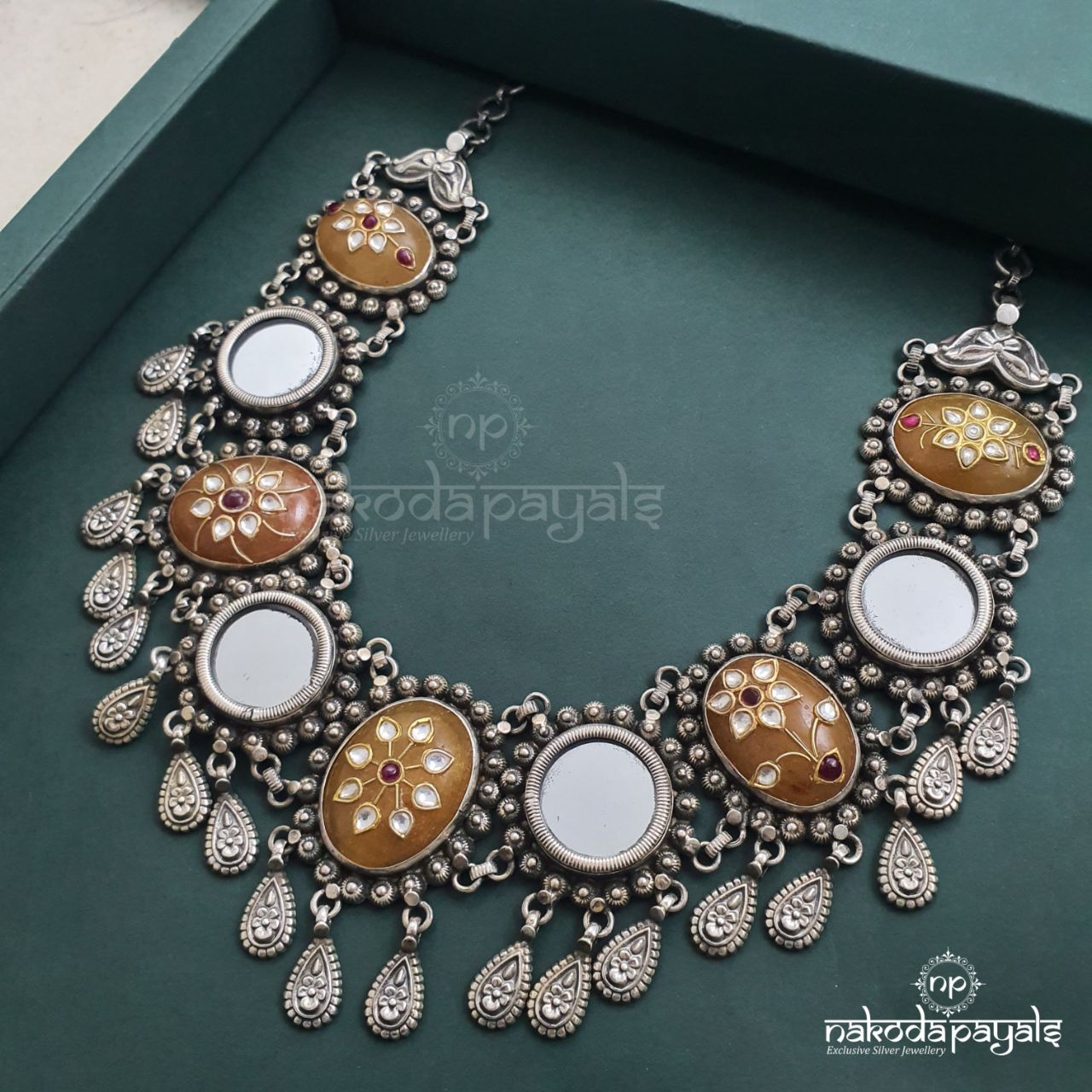 Oval Quinate Floral Neckpiece