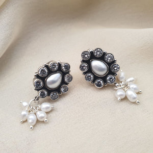 Chic Pearly Studs (4 Variants)