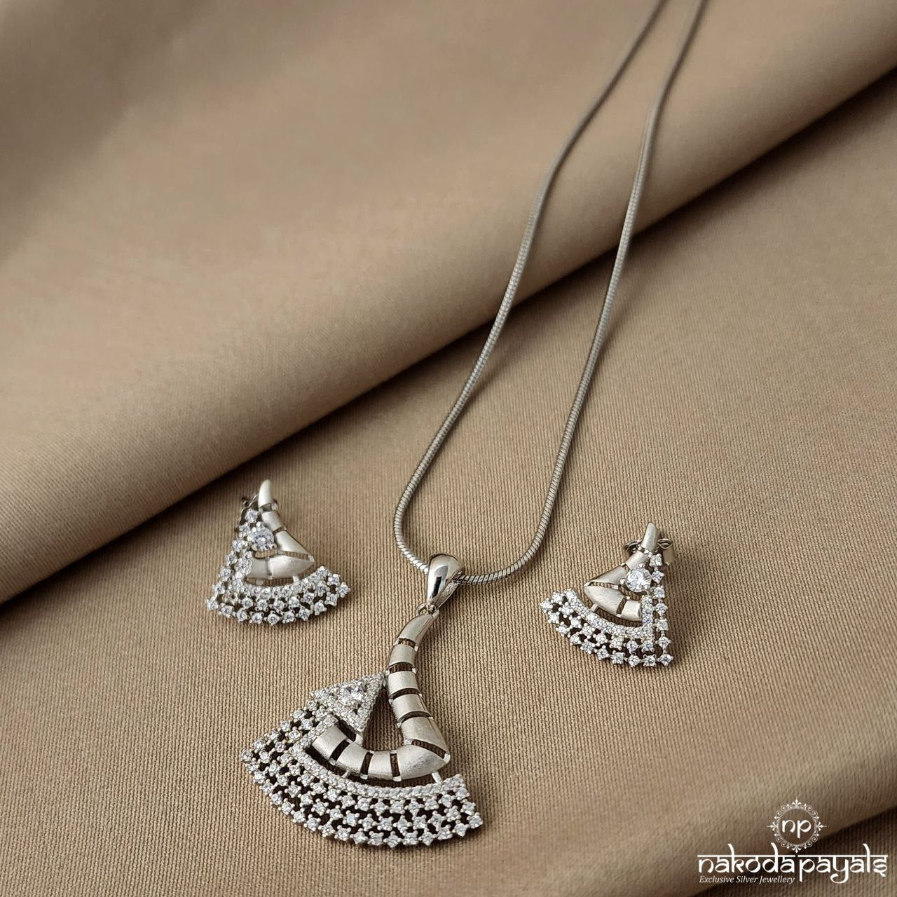 Enticing Pendant Set With Earrings (ST1147)