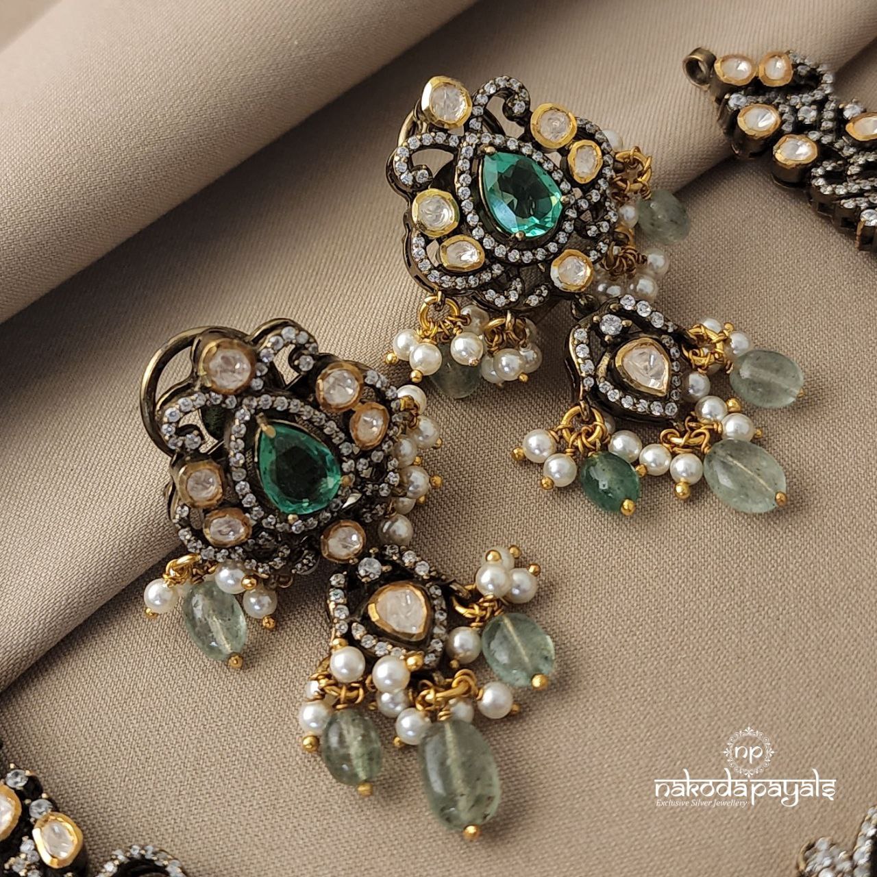 Awe Inspiring Neckpiece With Earrings (GN5502)