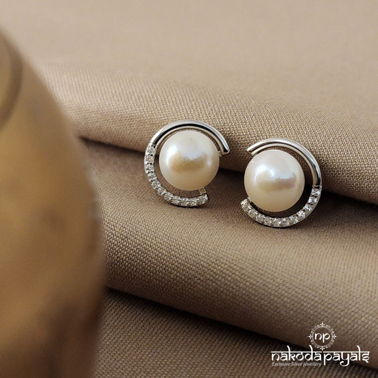 Chic Pearl Studs (ST1526)